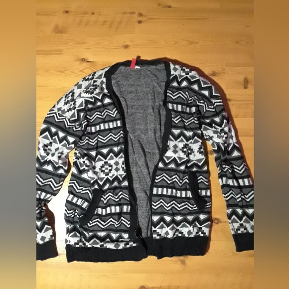 Black and white tribal cardigan - Picture 1 of 7